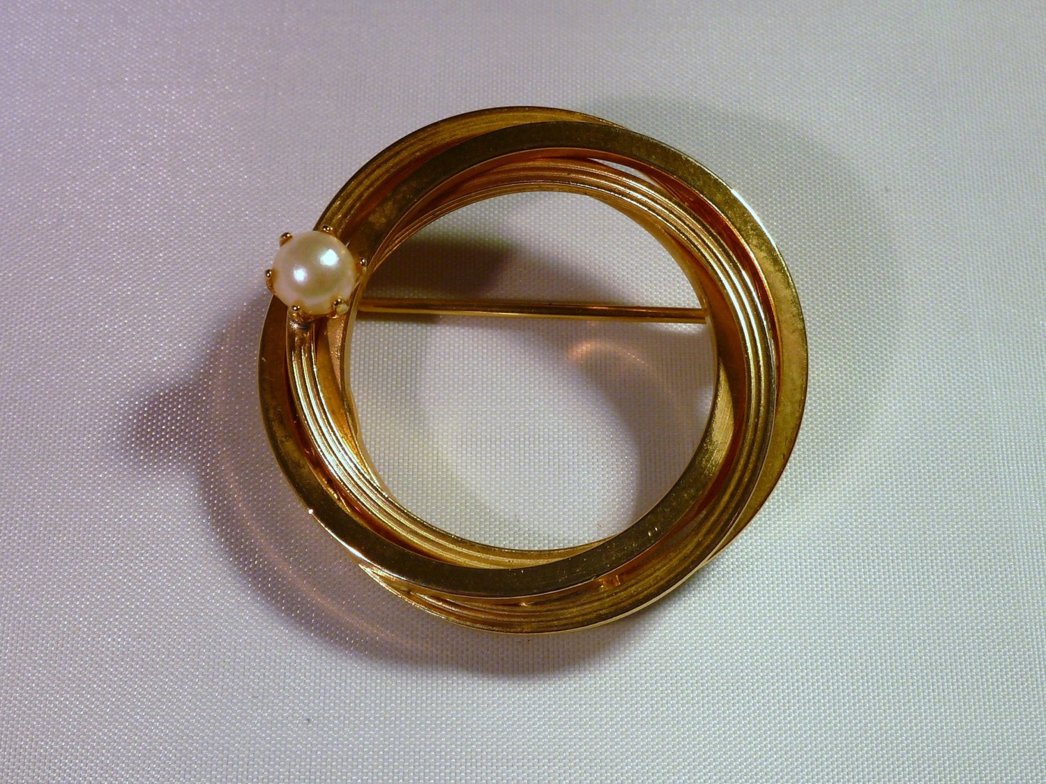 Brooches Circle
 Vintage circle gold pin brooch pin 1960s 1970s costume