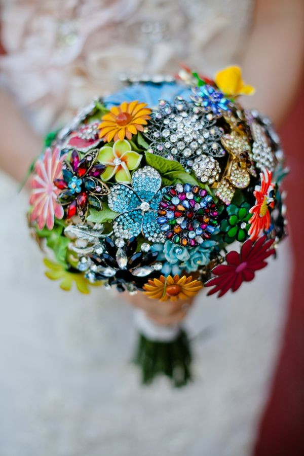Brooches Diy
 20 Chic Brooch Wedding Bouquets with DIY tutorial