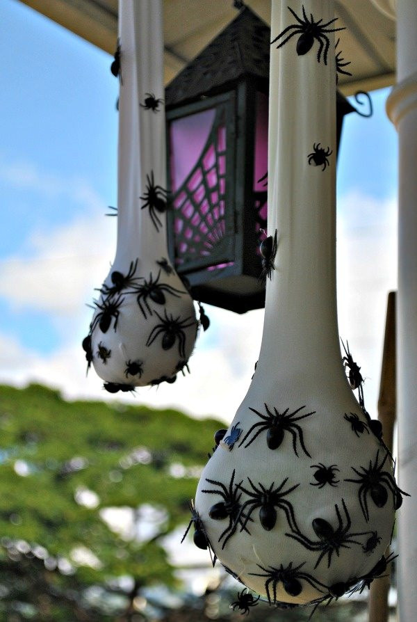 Diy Halloween Porch Decorations
 DIY Outdoor Halloween Yard Decorations • The Garden Glove