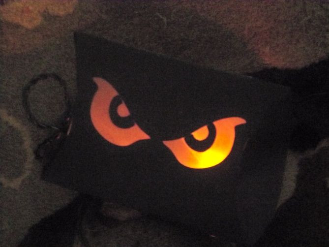 Toilet Paper Halloween Eyes
 Halloween Scary Eyes using toilet paper roll and glow