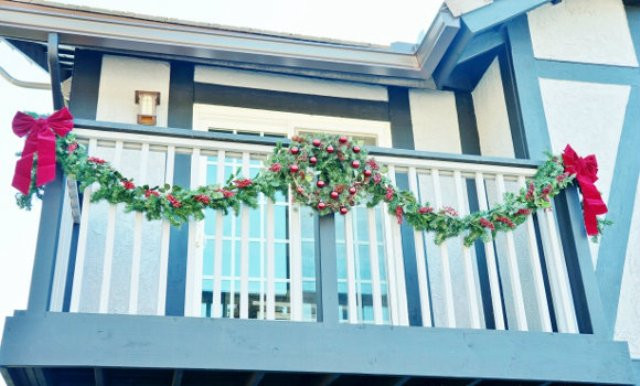 Apartment Balcony Christmas Decorating Ideas
 16 Cozy And Inspiring Christmas Balcony Decor Ideas