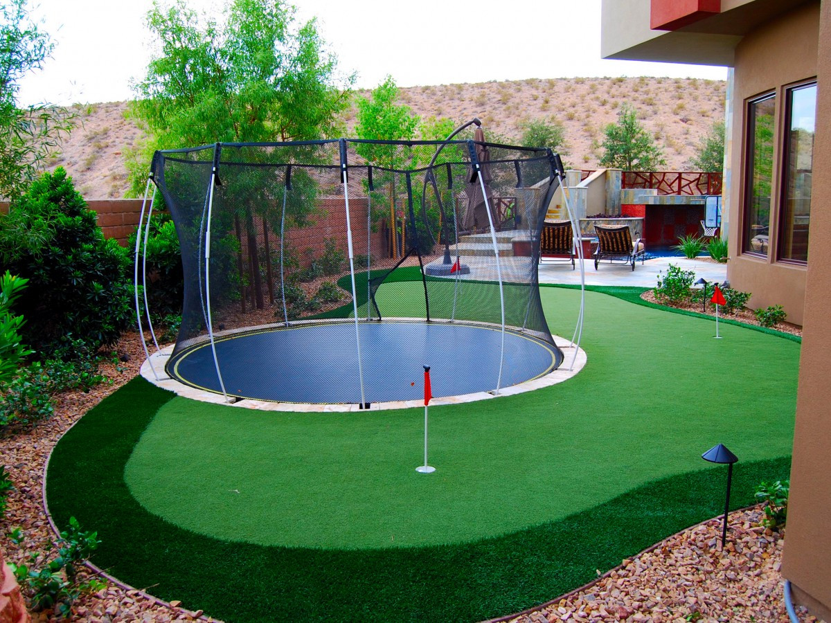 Artificial Putting Green Backyard
 Six Things to Know about Synthetic Lawns – Artificial Turf