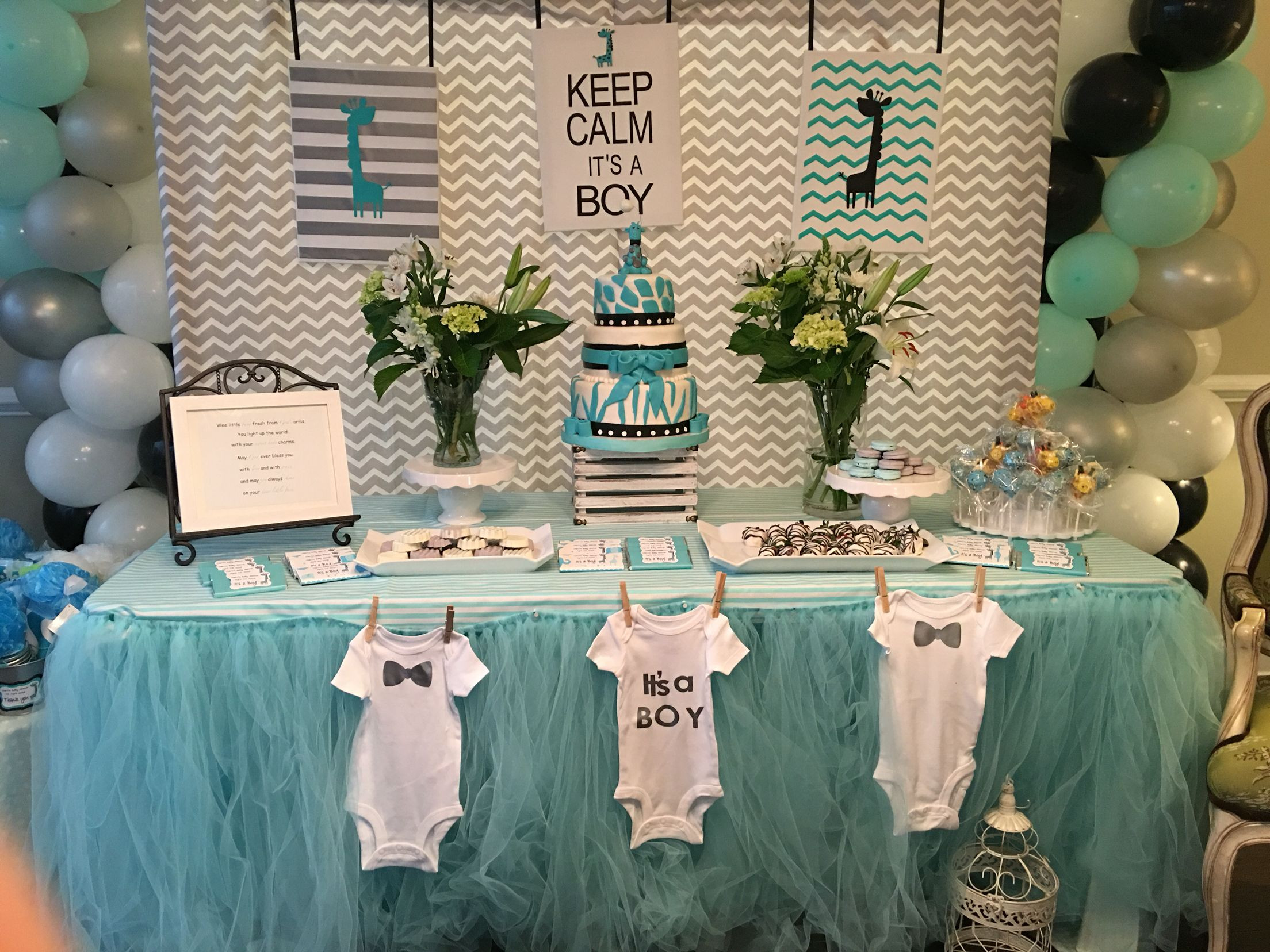 Baby Shower Decorating Ideas For Boys
 Uptown giraffe themed baby shower decorations