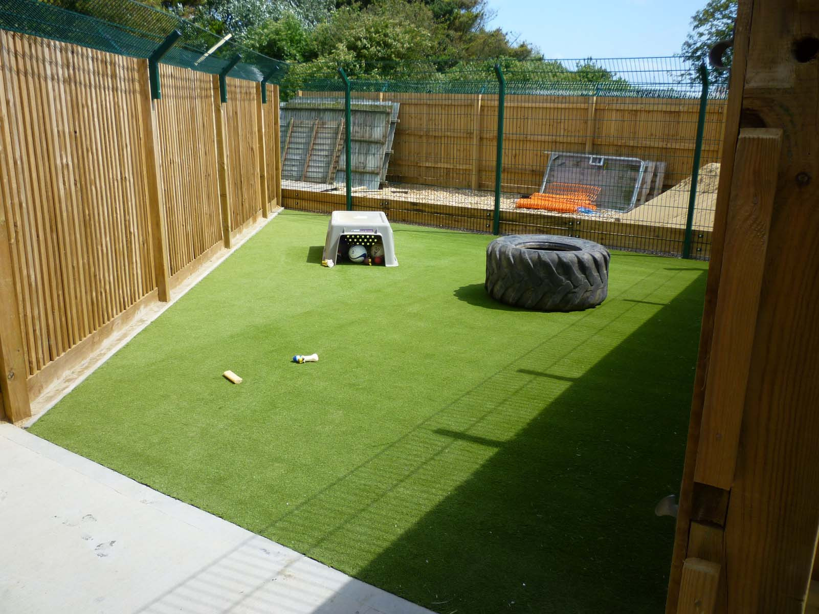 Backyard Dog Runs Ideas
 Dog Friendly Artificial Grass Gallery