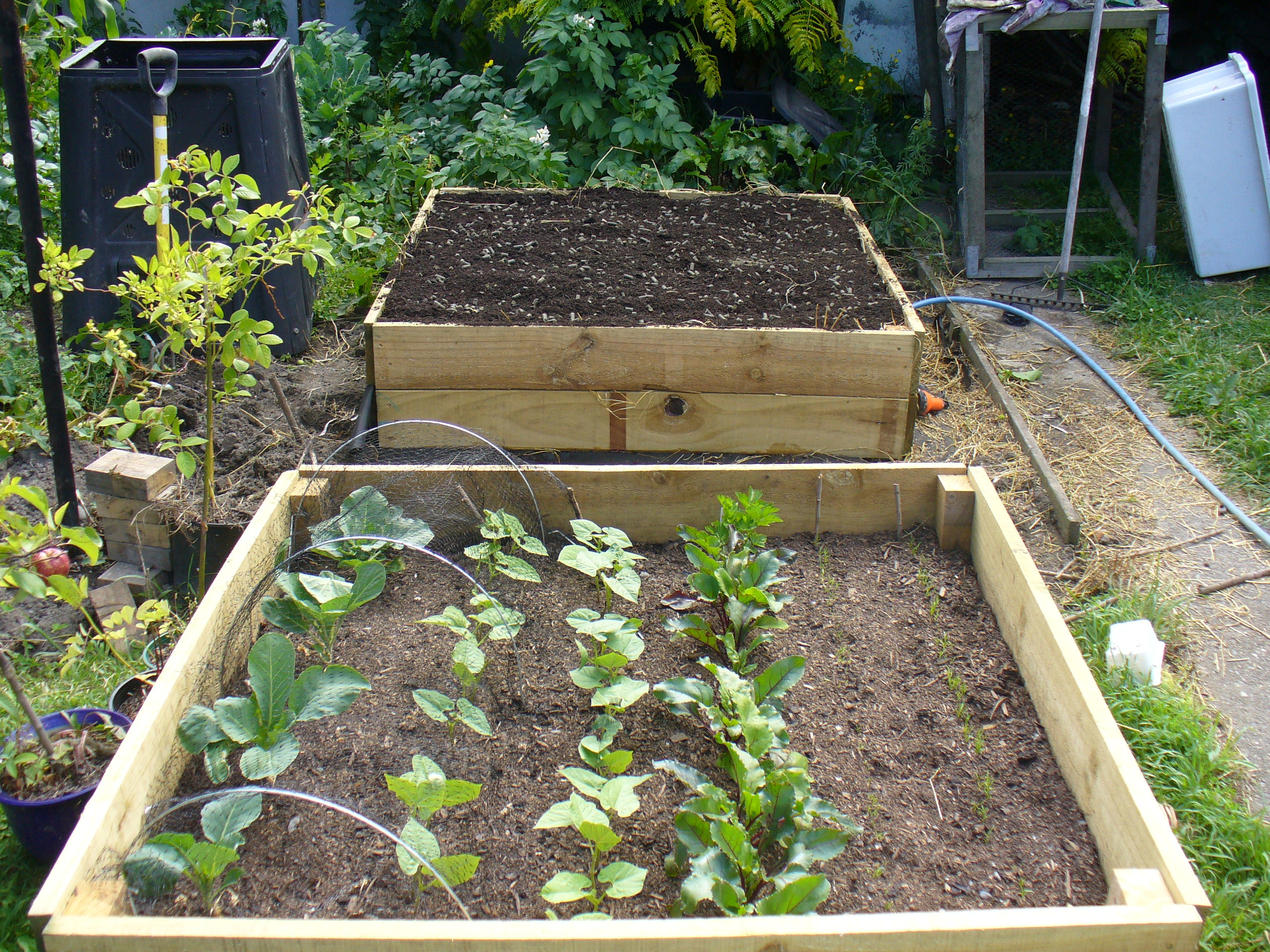 Backyard Garden Box
 How to build a Raised Ve able Garden