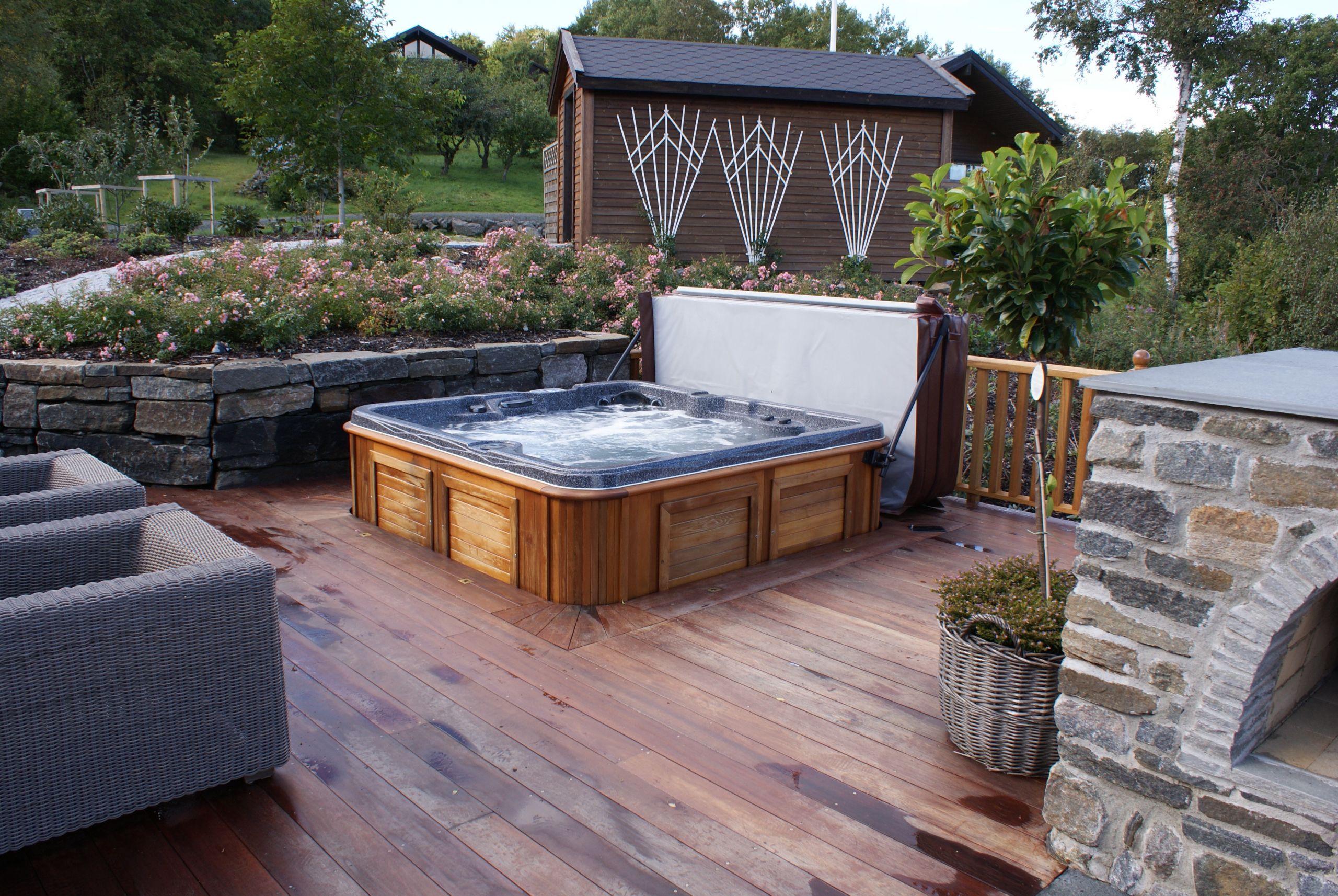 Backyard Hot Tub
 11 Awesome Outdoor Hot Tubs Ideas For Your Relaxation