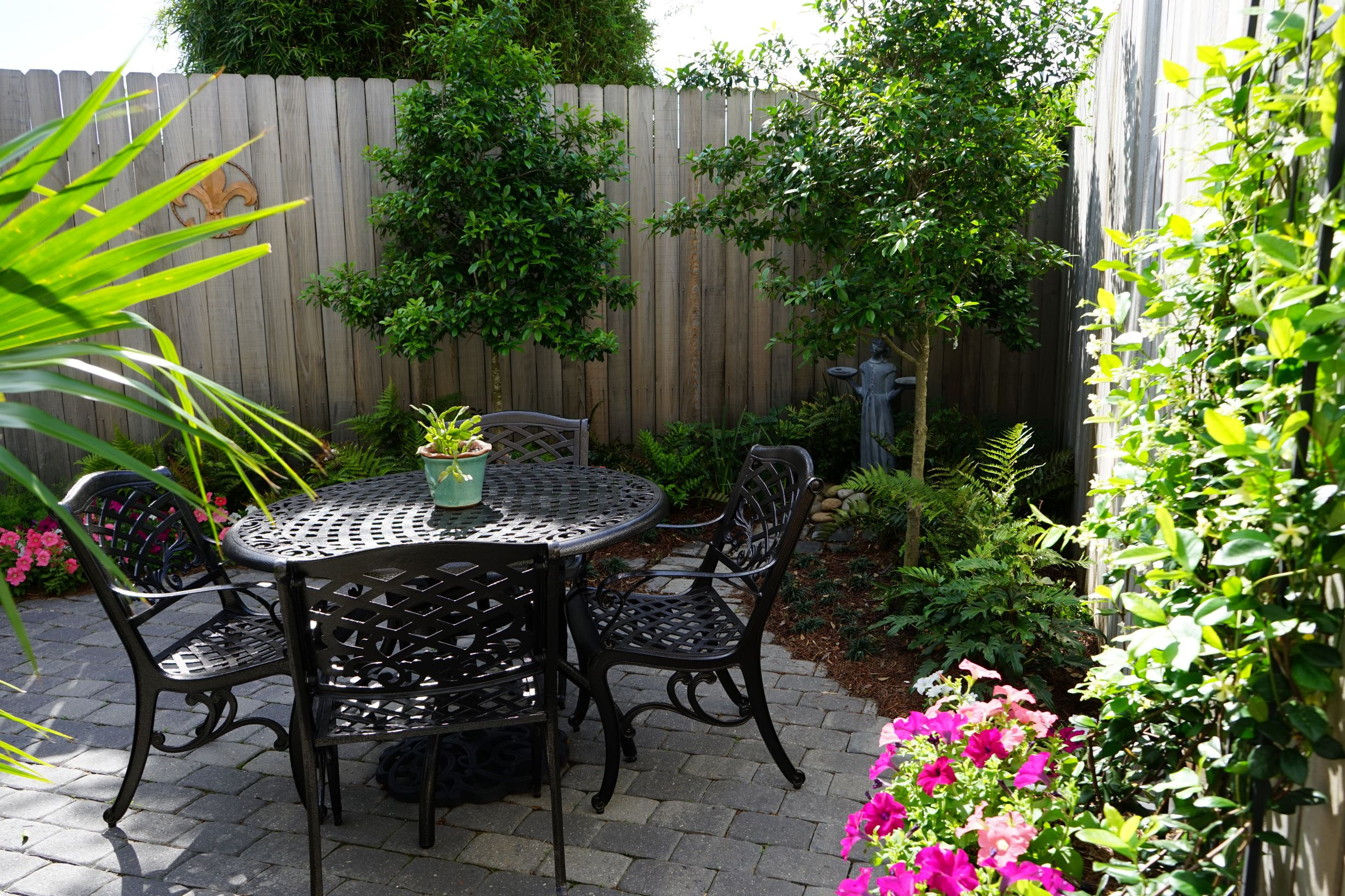 Backyard Ideas For Small Yard
 Tiny Yards 7 Ideas for Designing a Small Garden in New