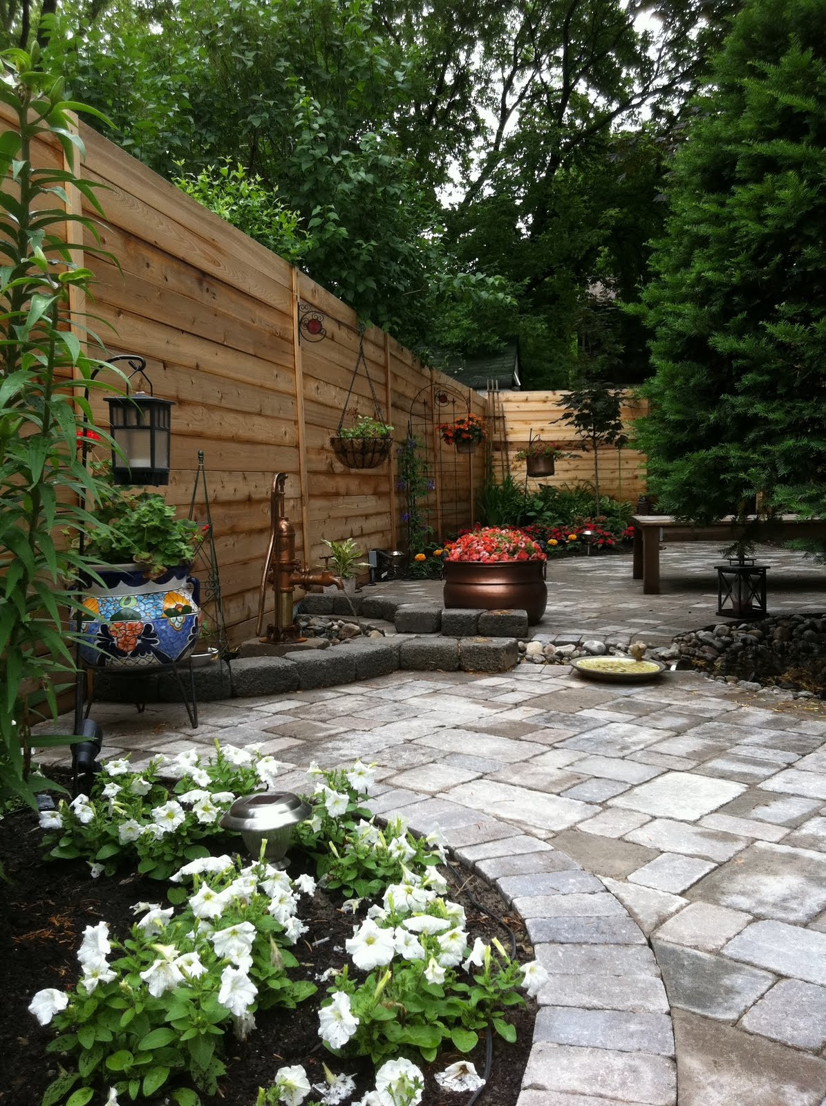 Backyard Landscaping Idea
 Create Your Beautiful Gardens with Small Backyard