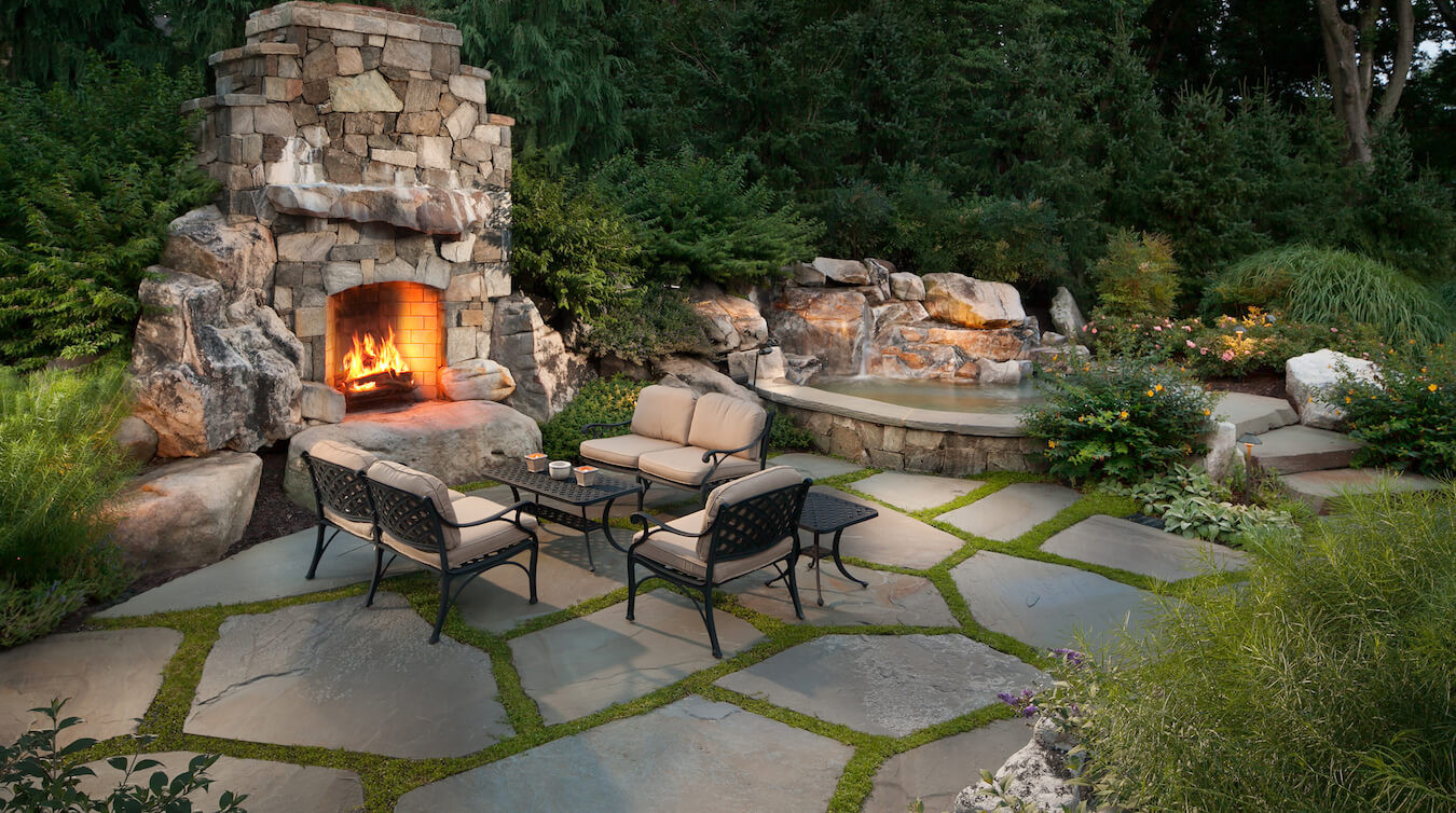 Backyard Stone Patio
 Should You Use Flagstone or Pavers in Your Backyard Patio