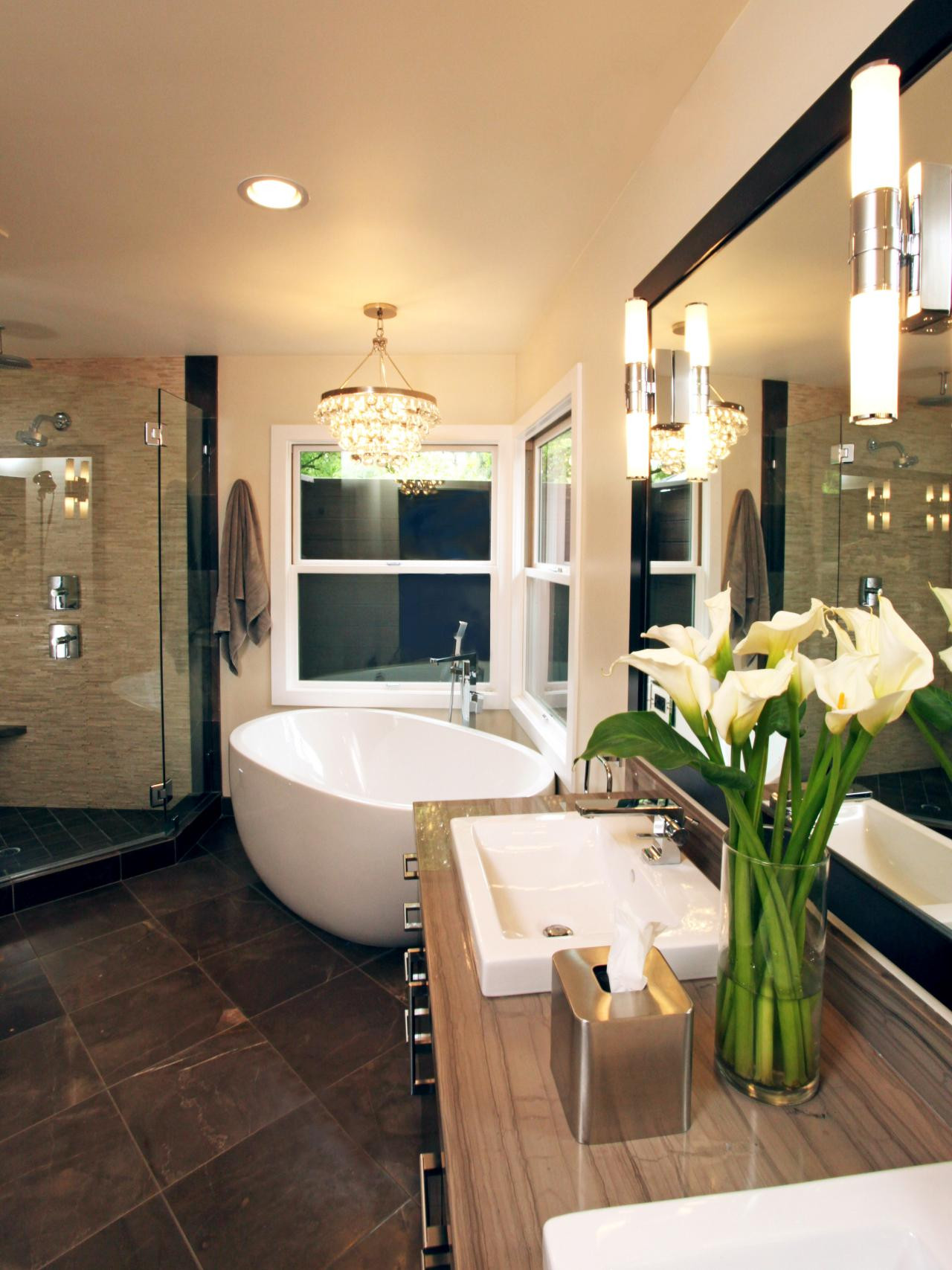 Bathroom Light Sconces
 20 Luxurious Bathrooms with Elegant Chandelier Lighting