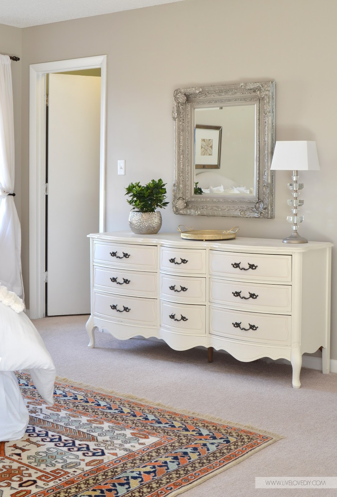Bedroom Dresser Decor
 12 Ultra Glamorous Vintage Dressers for Your Home