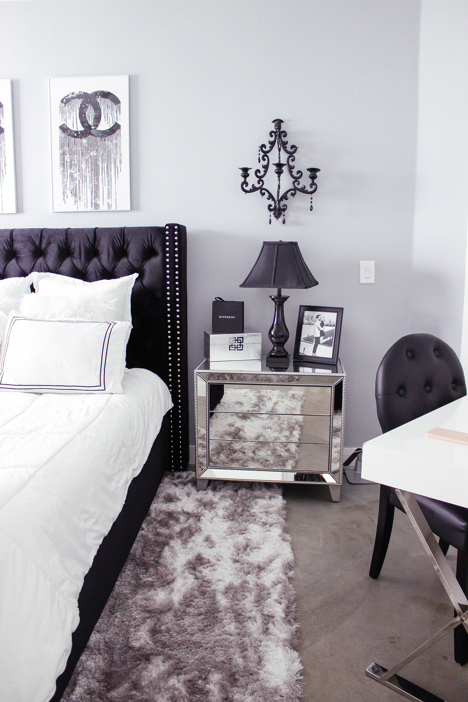 Black And White Bedroom Decor
 Black & White Bedroom Decor Reveal