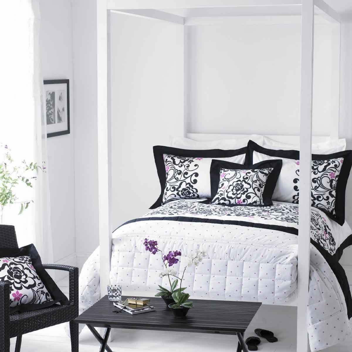 Black And White Bedroom Decor
 30 Groovy Black And White Bedroom Ideas SloDive