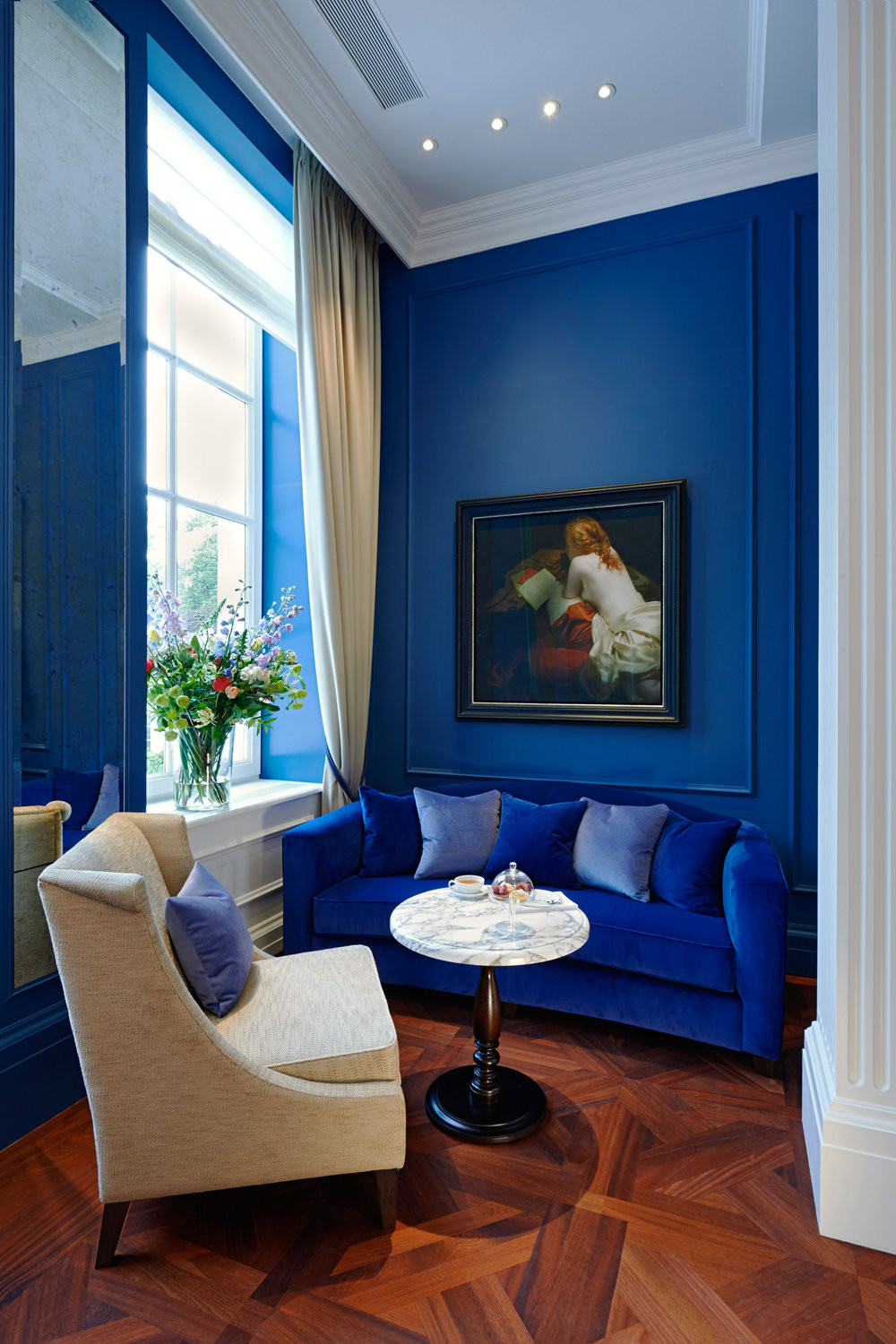 Blue Living Room Decor
 25 Stunning Living Rooms with Blue Velvet Sofas