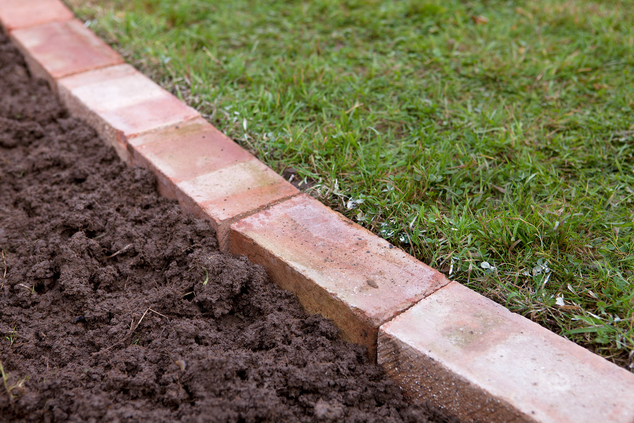 Brick Landscape Edging
 Edge a lawn with bricks project gardenersworld