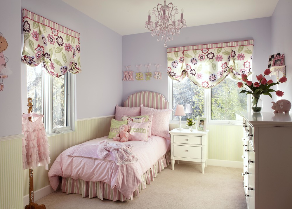 Chandelier For Girl Bedroom
 Pretty Pink Chandelier For Girls Room – HomesFeed
