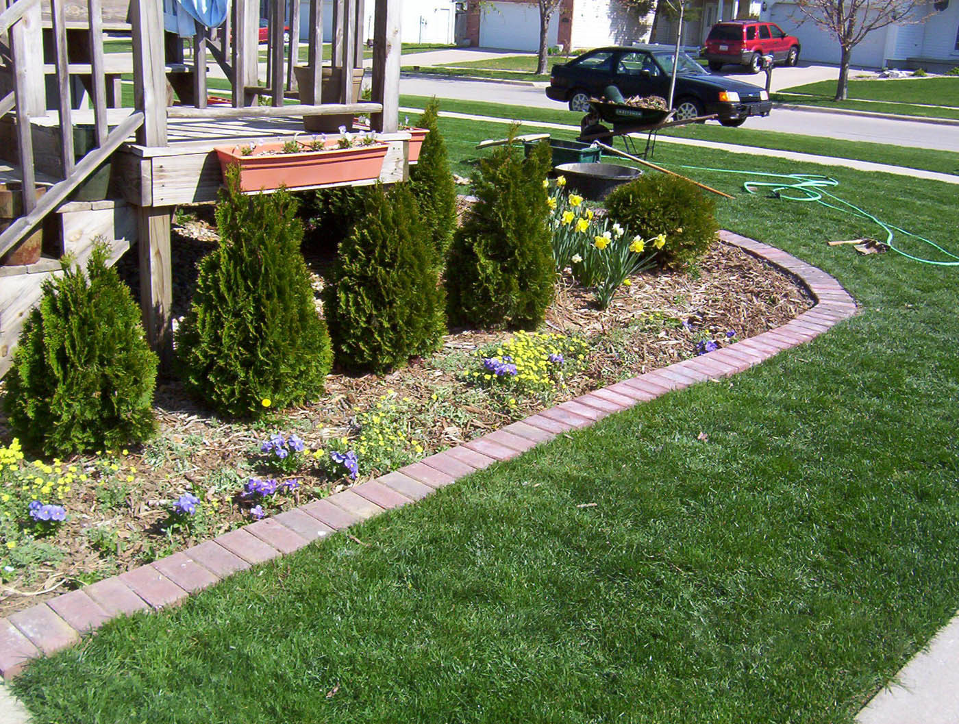 Cheap Landscape Edging
 Edging makes landscape beds pretty easy to keep