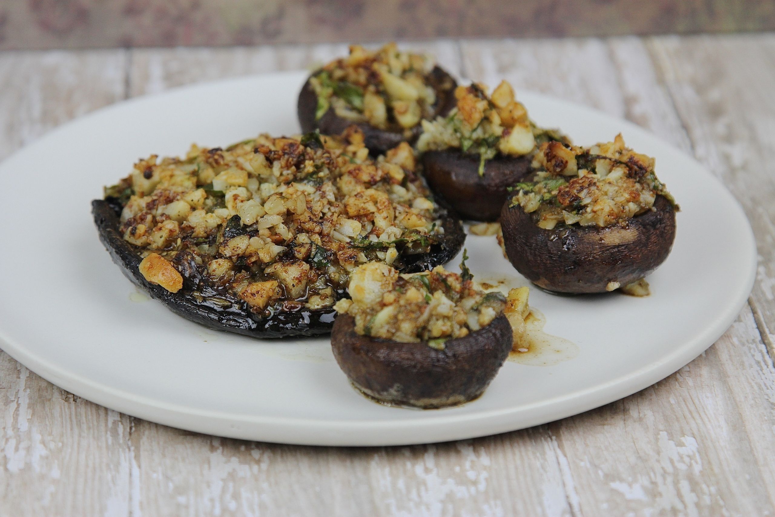 Cheese Stuffed Portabella Mushrooms
 STUFFED PORTABELLA MUSHROOMS WITH MACADAMIA NUTS De Nigris