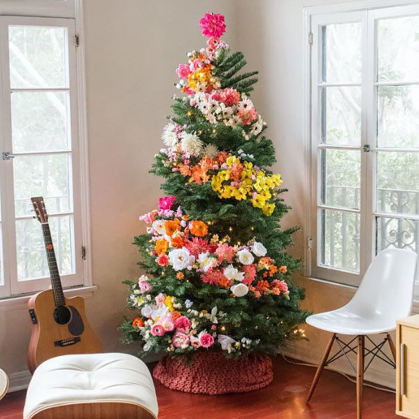 Christmas Flower Decorations
 People Are Decorating Their Christmas Trees With Flowers