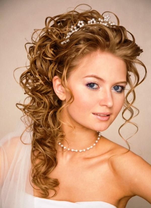 Curls Wedding Hairstyles
 11 Awesome And Romantic Curly Wedding Hairstyles Awesome 11