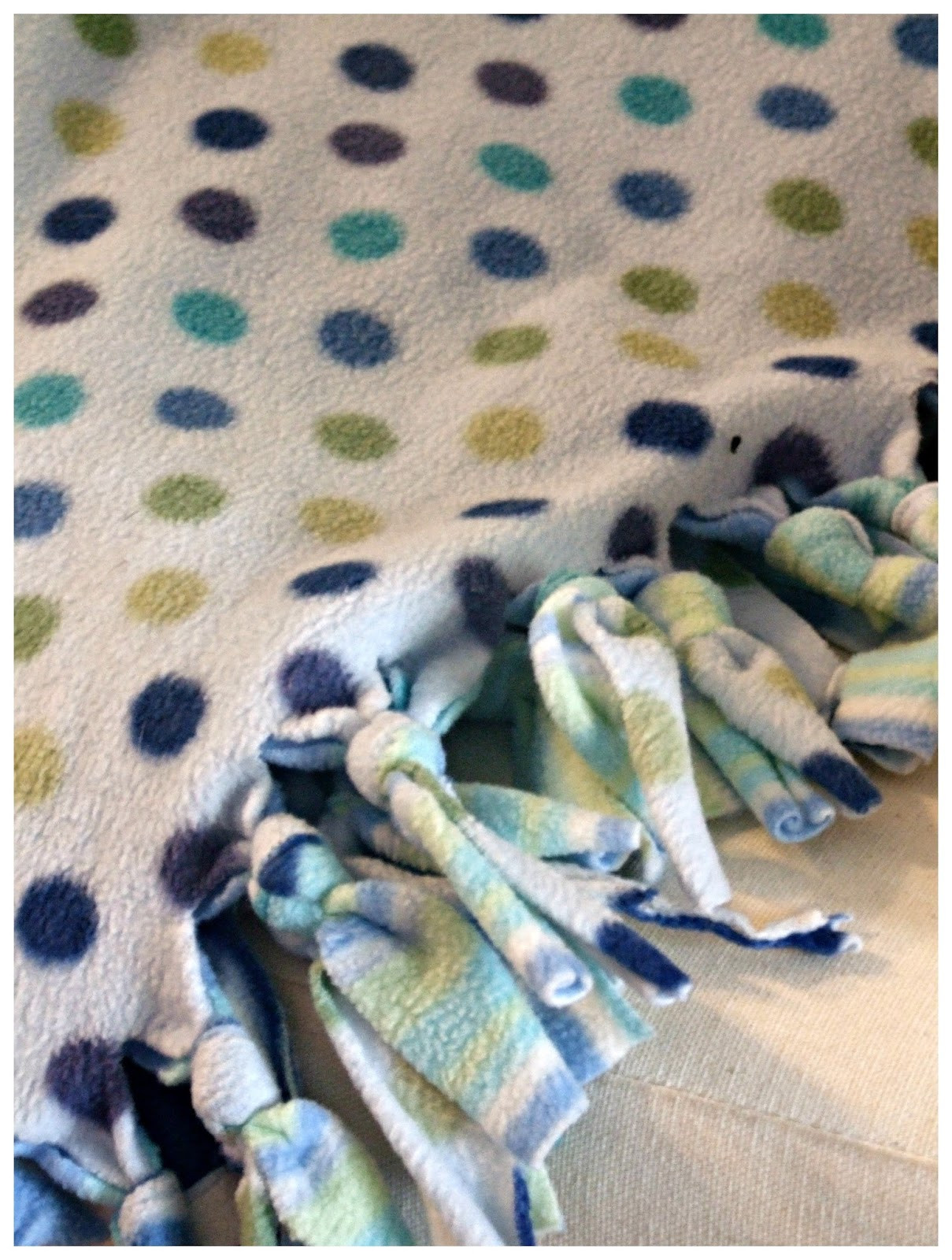 DIY Baby Blankets No Sew
 so gezellig DIY no sew baby blanket