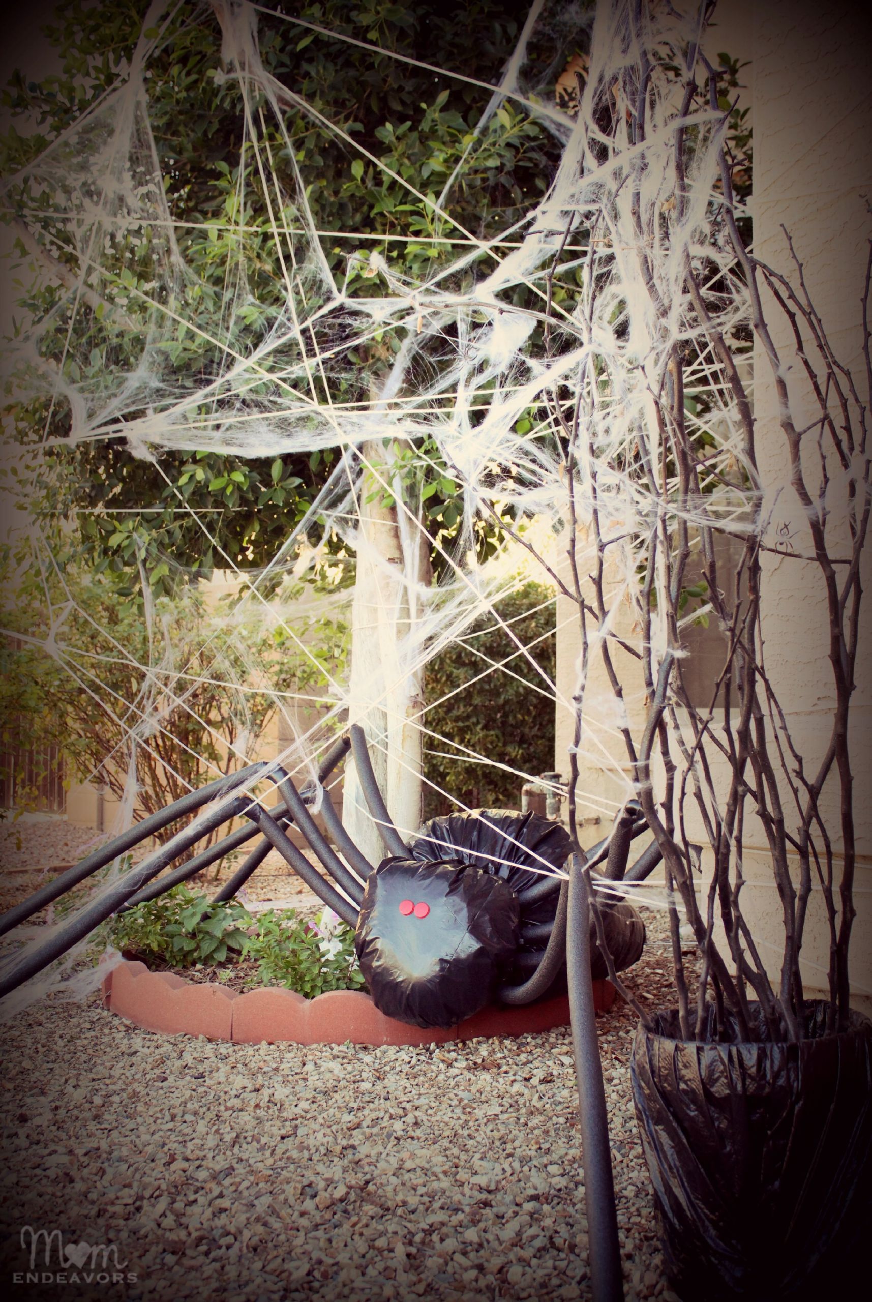 DIY Halloween Yard Decorations
 DIY Halloween Yard Decor Giant Spider in Spiderweb