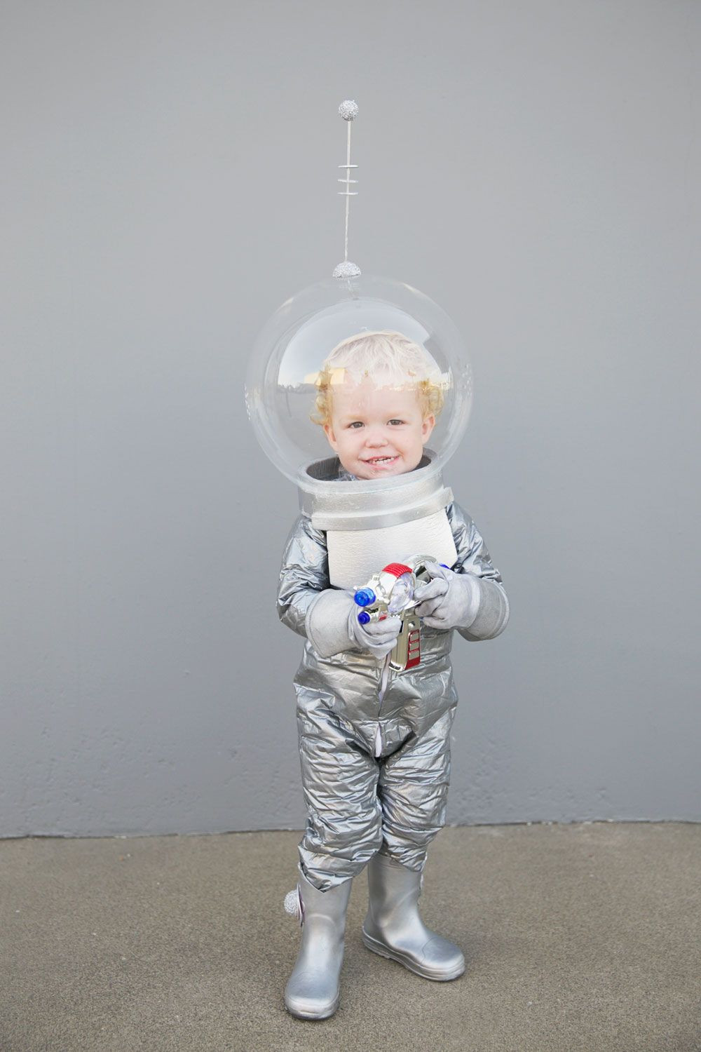 DIY Kids Astronaut Costume
 DIY SPACE FAMILY COSTUMES