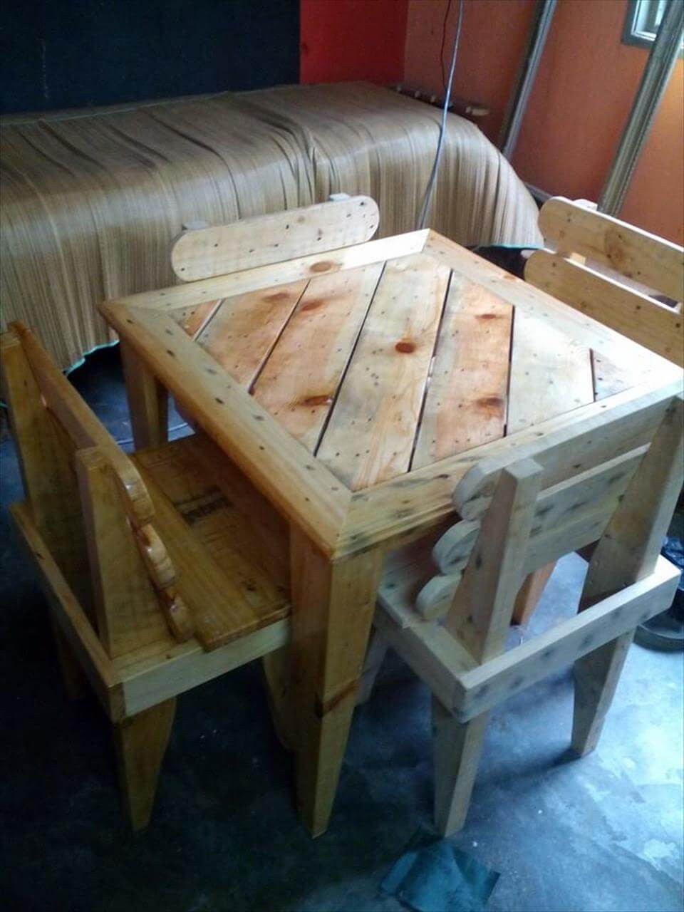 DIY Kids Chair
 DIY Pallet Dining Table and Chairs For Kids