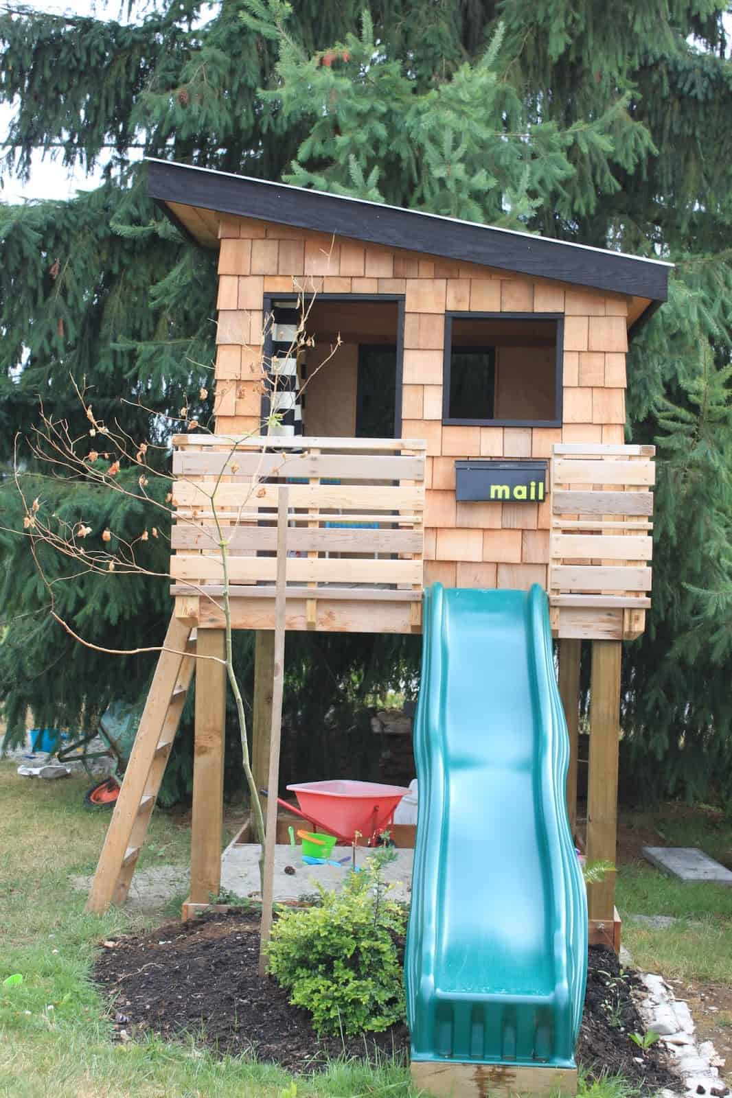 DIY Kids Playhouse
 43 Free DIY Playhouse Plans That Children & Parents Alike