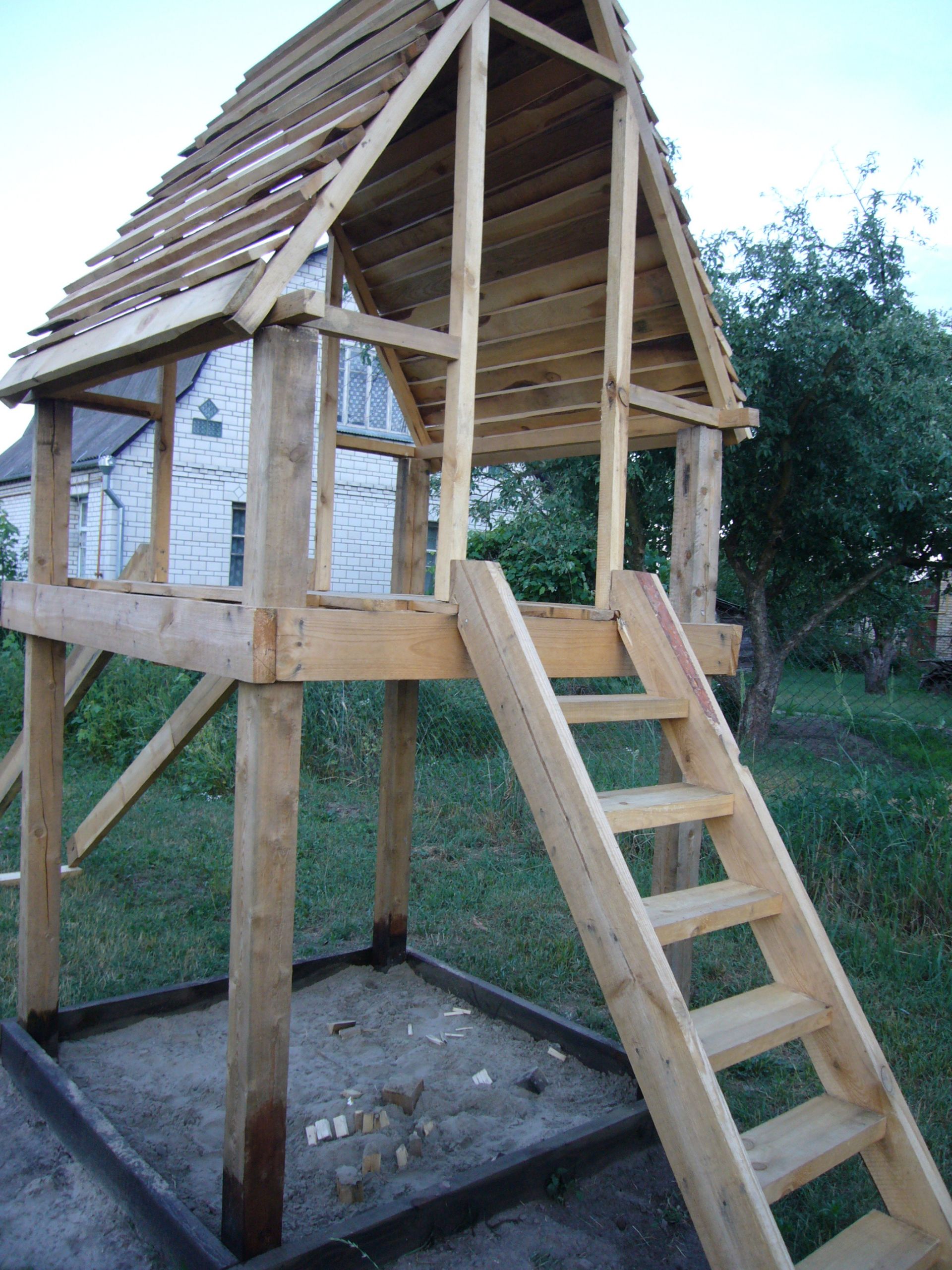 DIY Kids Playhouses
 DIY project playhouse with slide