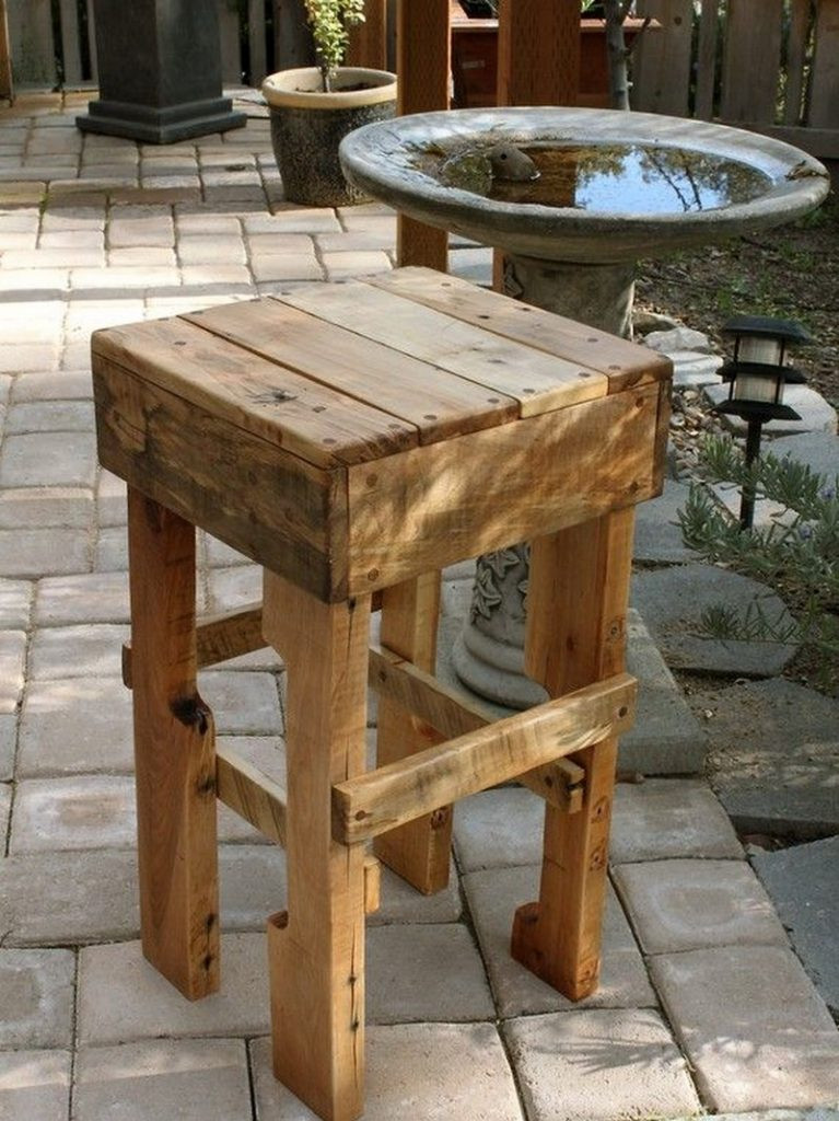 DIY Outdoor Bars
 DIY Pallet Outdoor Bar and Stools