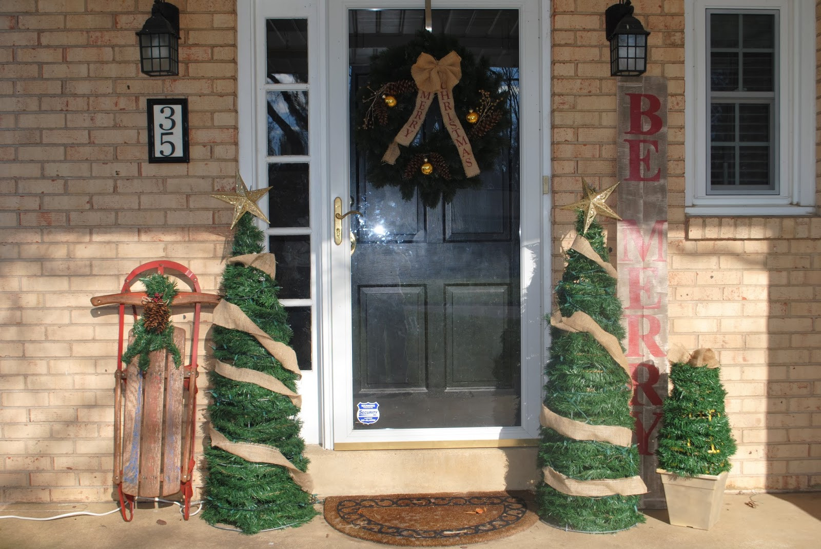 DIY Outdoor Christmas Tree
 Two It Yourself DIY Outdoor Christmas Trees from