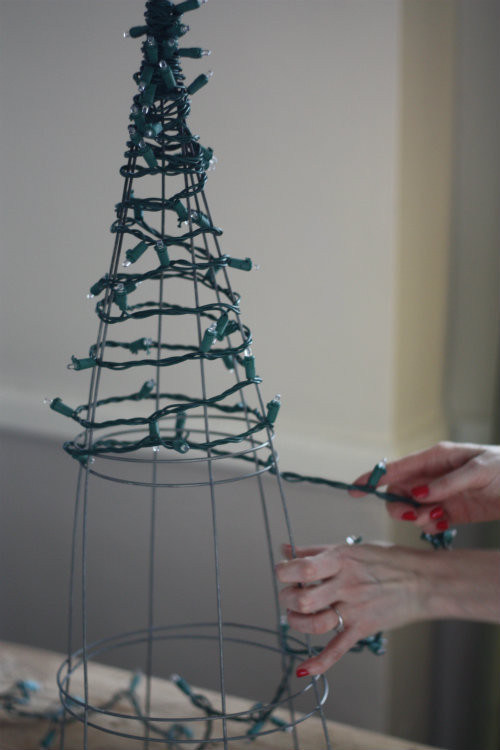 DIY Outdoor Christmas Tree
 DIY Tomato Cage Christmas Tree Lights