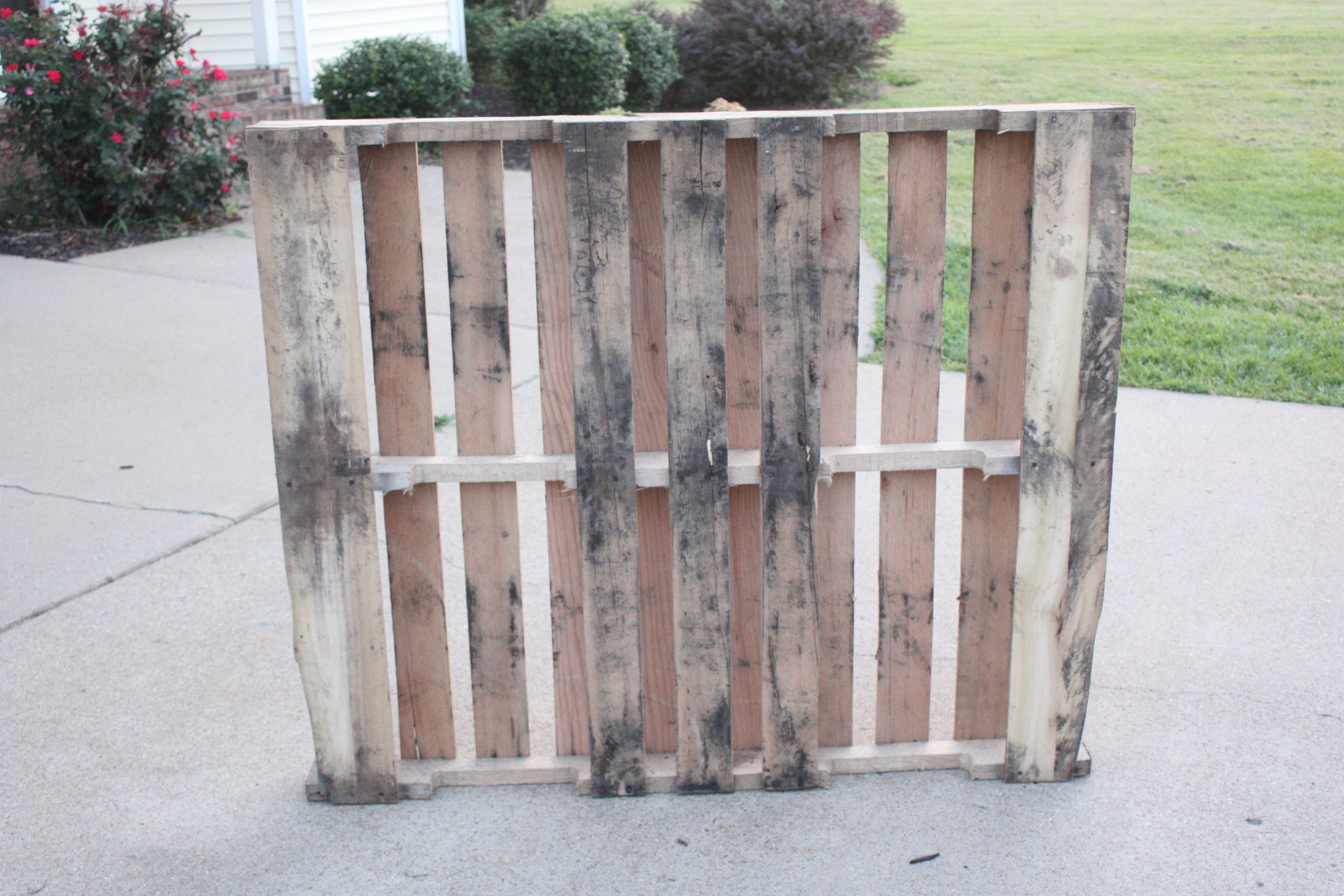 DIY Pallet Coat Rack
 Easy DIY Pallet Coat Rack Re Fabbed