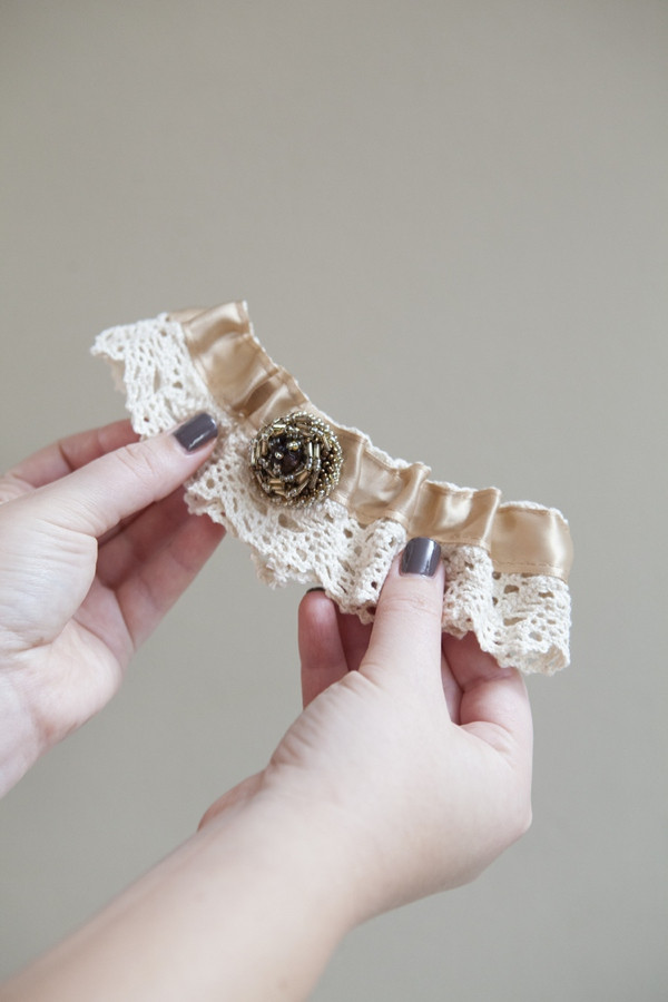 DIY Wedding Garters
 Easy tutorial on how to make a wedding garter must see