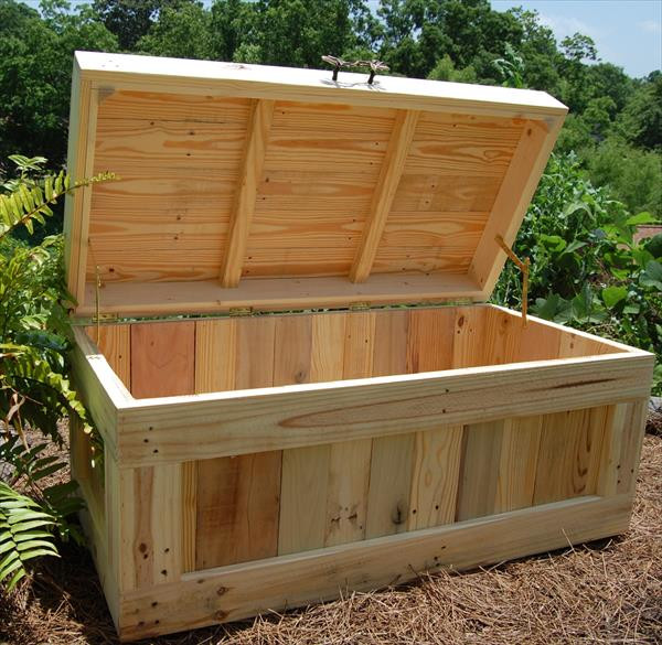 DIY Wood Chest Plans
 DIY Pallet Wood Chest Coffee Table