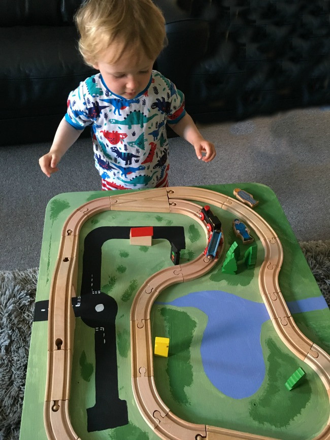 DIY Wooden Train Tracks
 Simple DIY Wooden Train Track Table