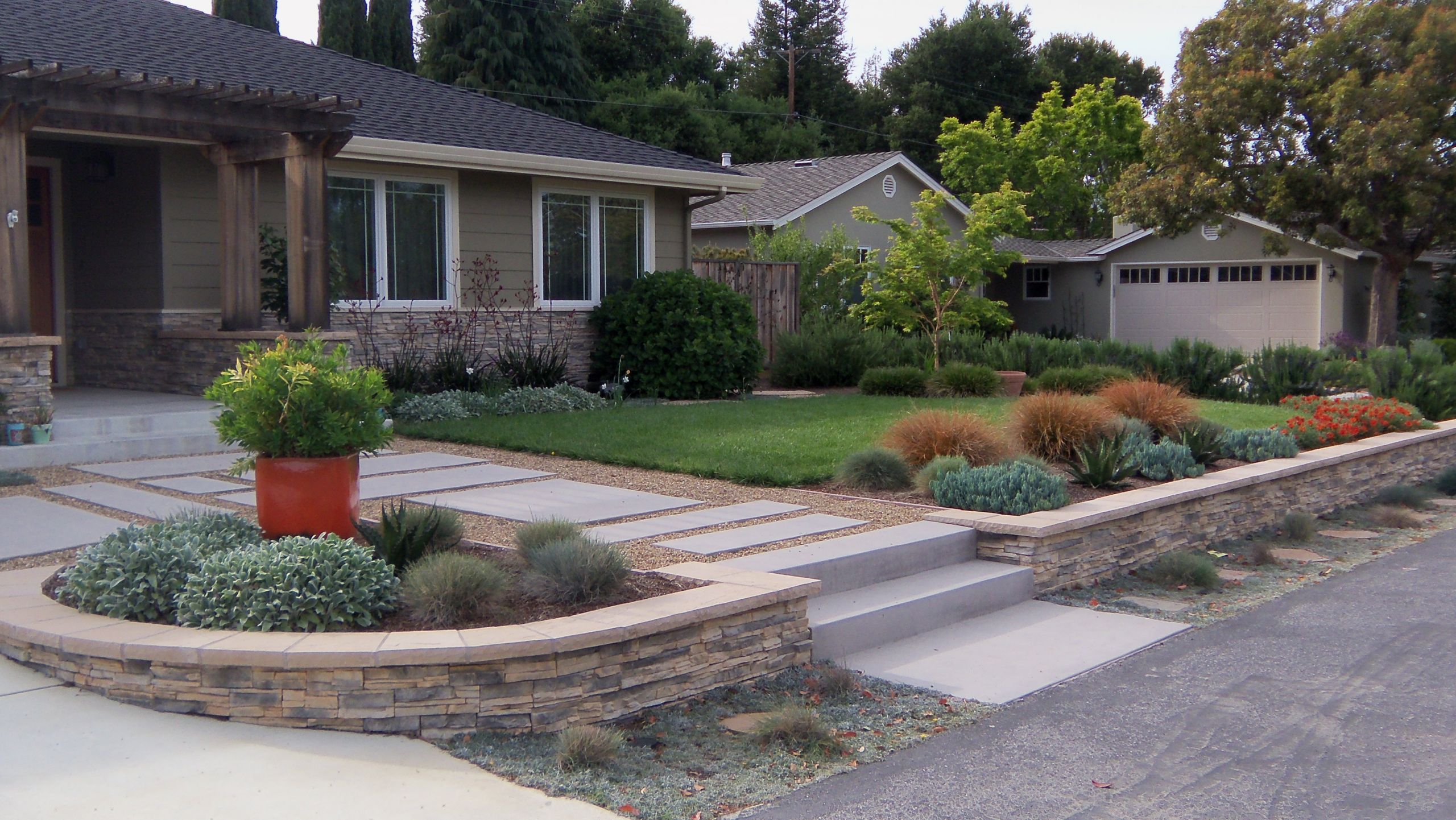 Drought Tolerant Backyard Landscapes
 What Does a Water Wise Drought Tolerant Yard Look Like