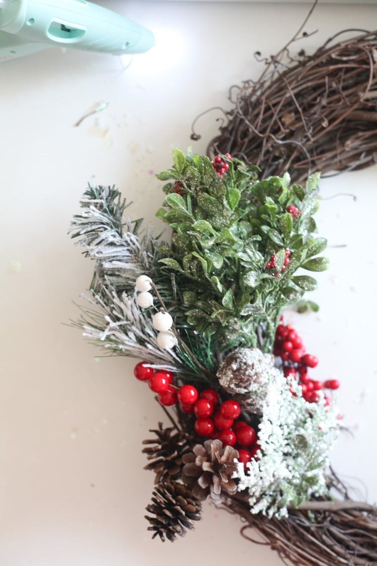 Easy DIY Christmas Wreath
 Easy DIY Christmas Wreath How to Make a Christmas Wreath
