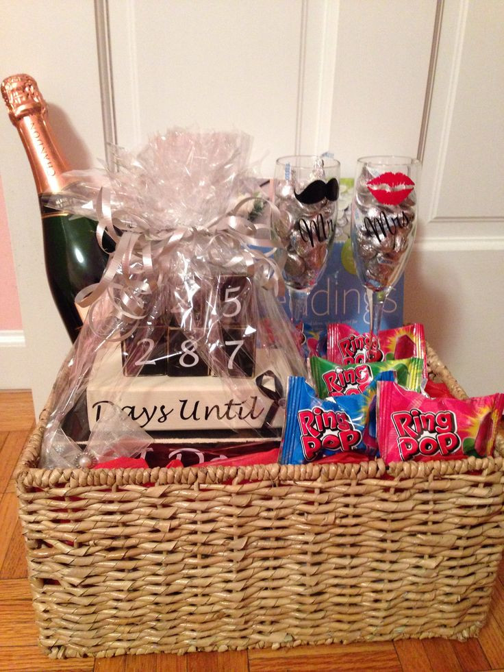 Engagement Gift Ideas For Couple
 25 unika Engagement t baskets idéer på Pinterest