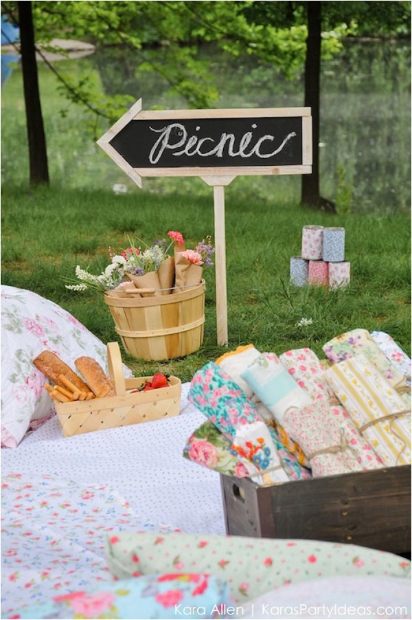 Engagement Picnic Party Ideas
 Ideas for French Destination Pre wedding Activities