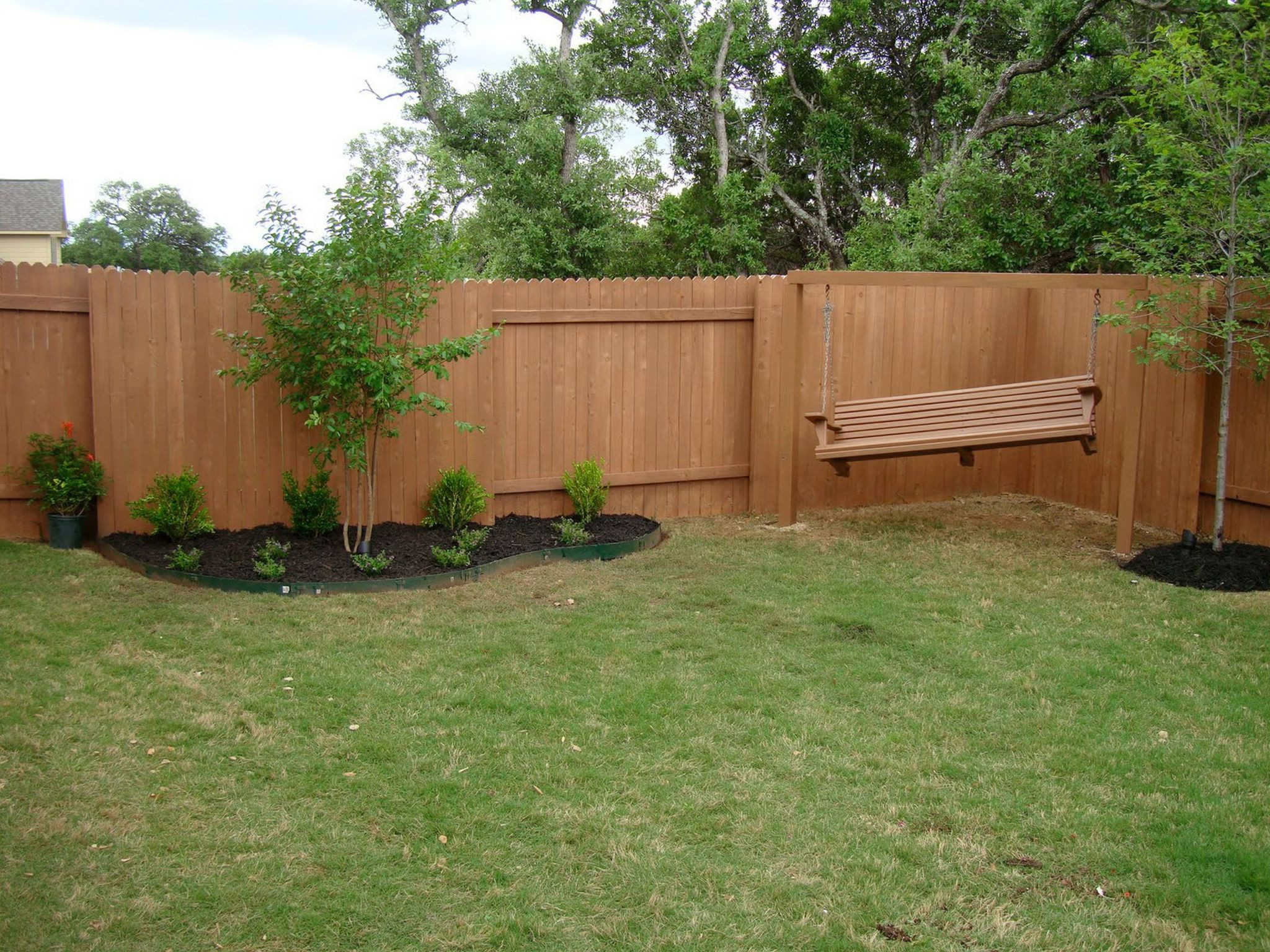 Fence Pictures For Backyard
 Some Helpful Cheap Backyard Fence Ideas Using the Recycle