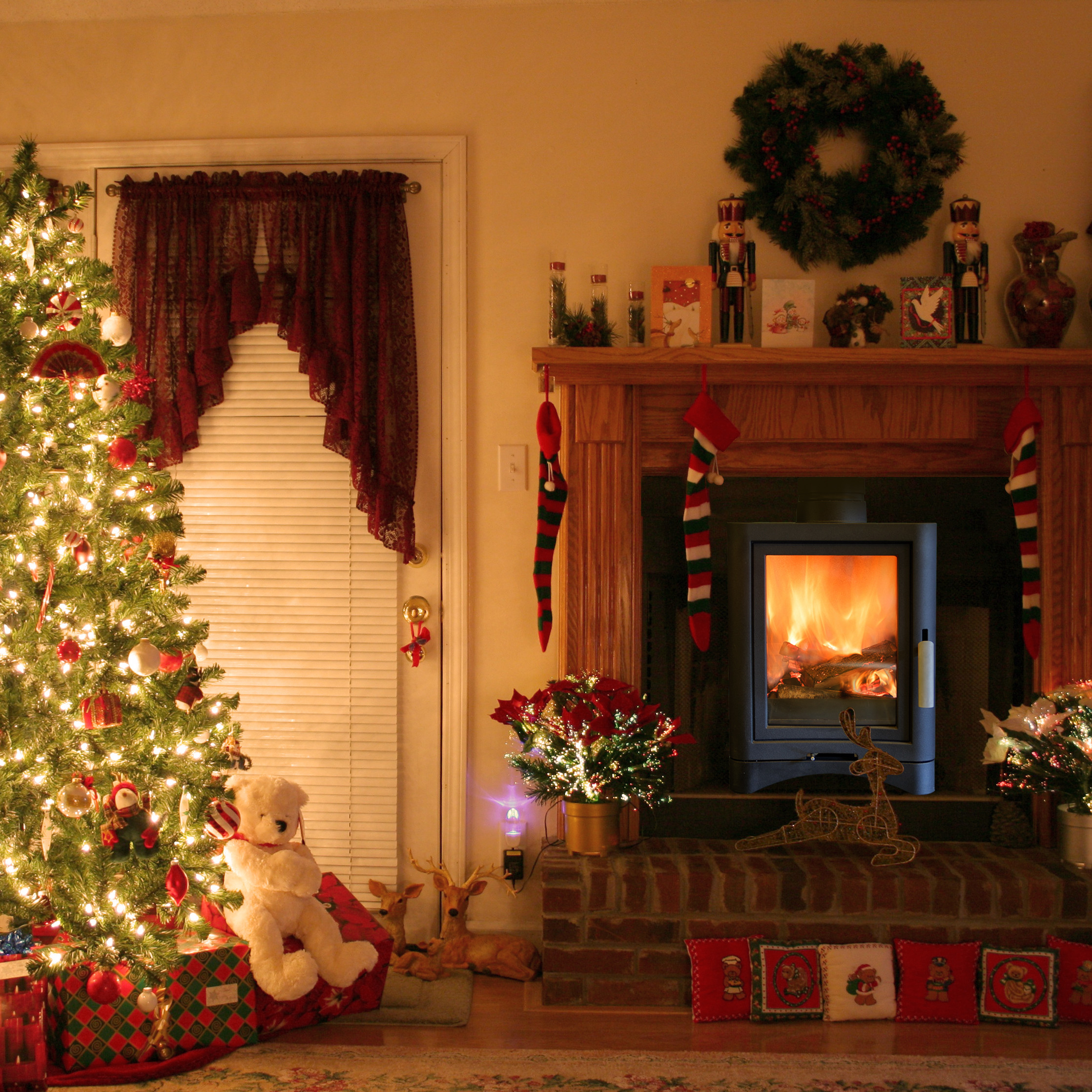 Fireplace Christmas Decoration
 Christmas Fireplace Decoration – Interior Designing Ideas