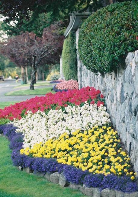 Flower Landscape Design
 33 Beautiful Flower Beds Adding Bright Centerpieces to