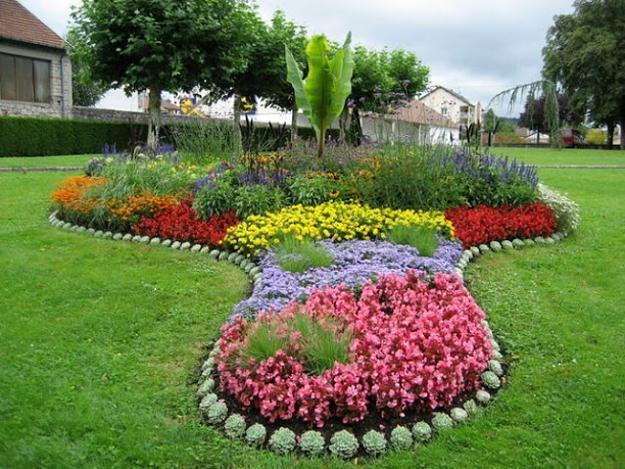 Flower Landscape Design
 33 Beautiful Flower Beds Adding Bright Centerpieces to