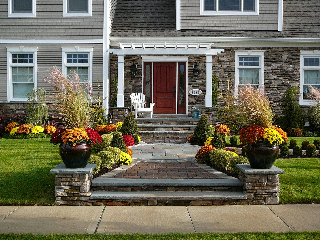 Front Entryway Landscape Ideas
 Giving a Pretty Touch for Your Front Entry – HomesFeed