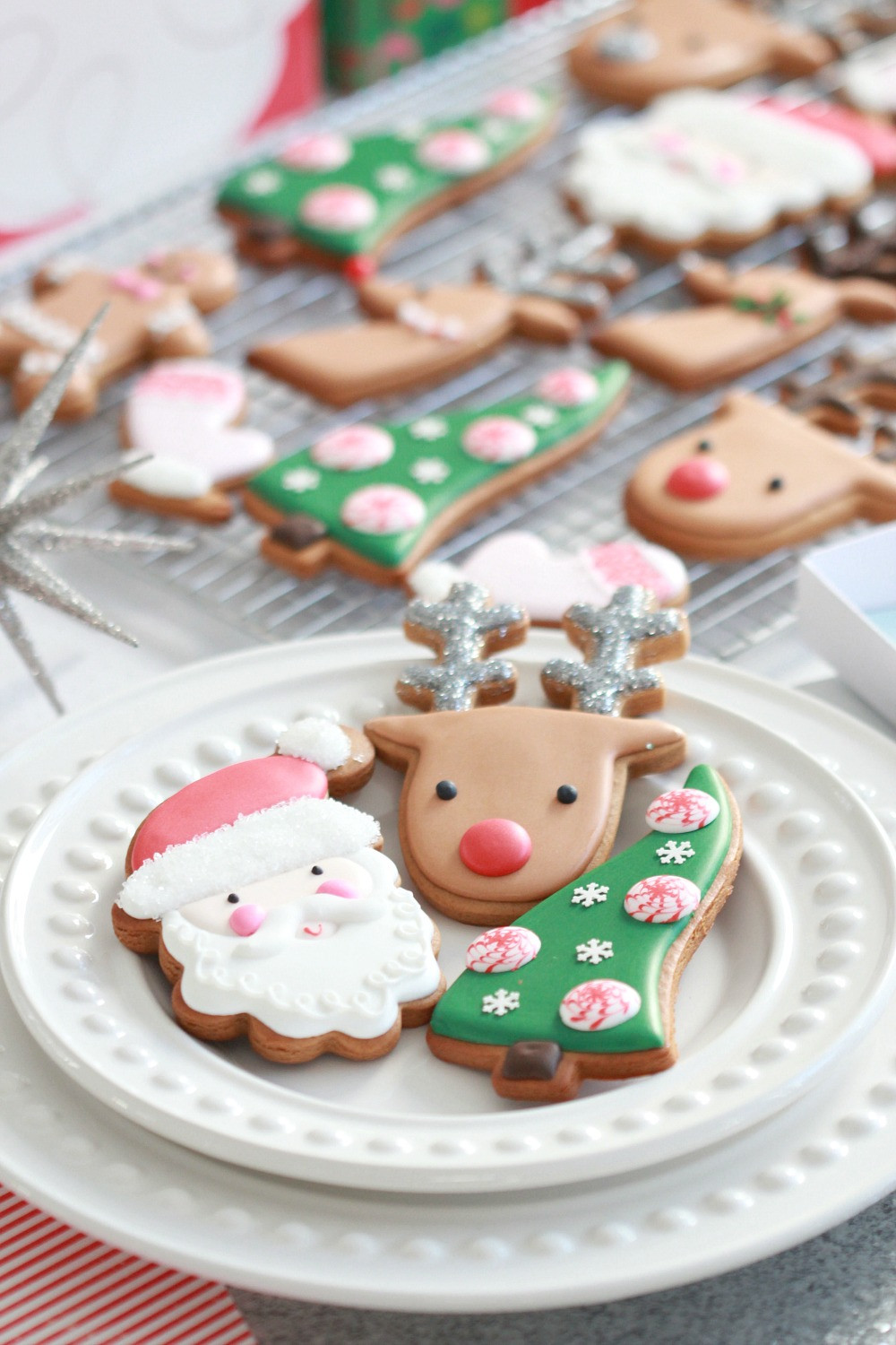 Frosting For Christmas Cookies
 Video How to Decorate Christmas Cookies Simple Designs