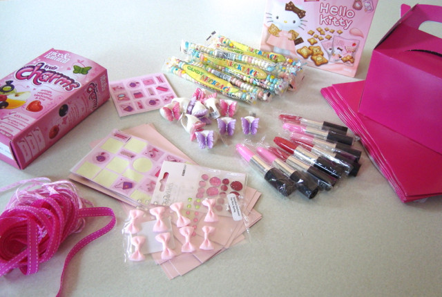 Gift Bag Ideas For Girls
 mousehouse A Girly Girl Party Goo bags present ideas