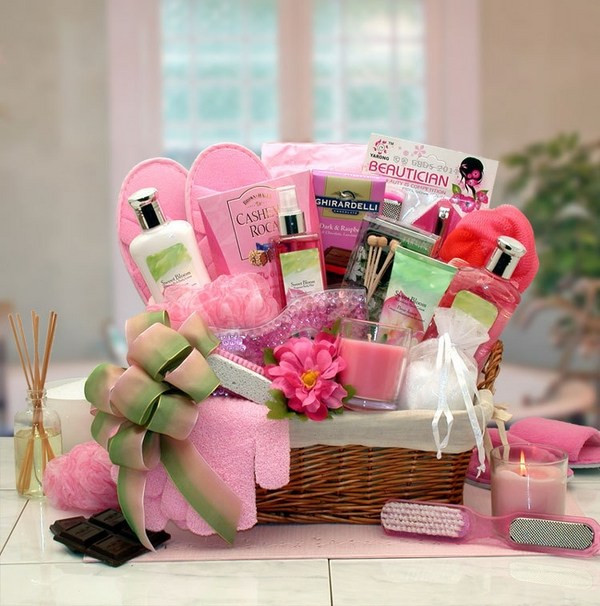 Gift Baskets Ideas For Girls
 Christmas basket ideas – the perfect t for family and