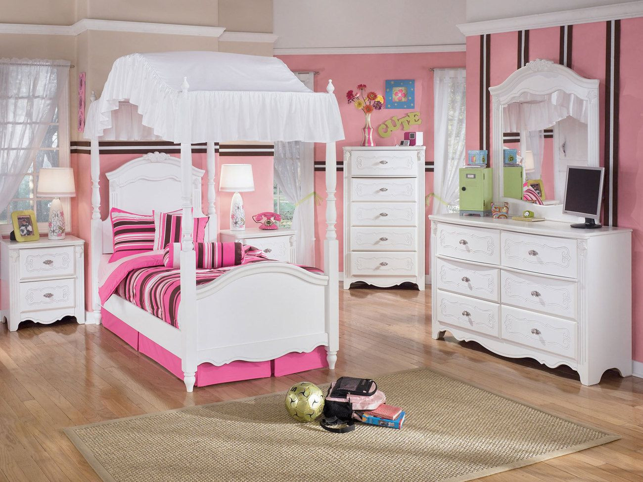 Girls Canopy Bedroom Sets
 Chic Twin Bedroom Set with White Shabby Chic Furnitures